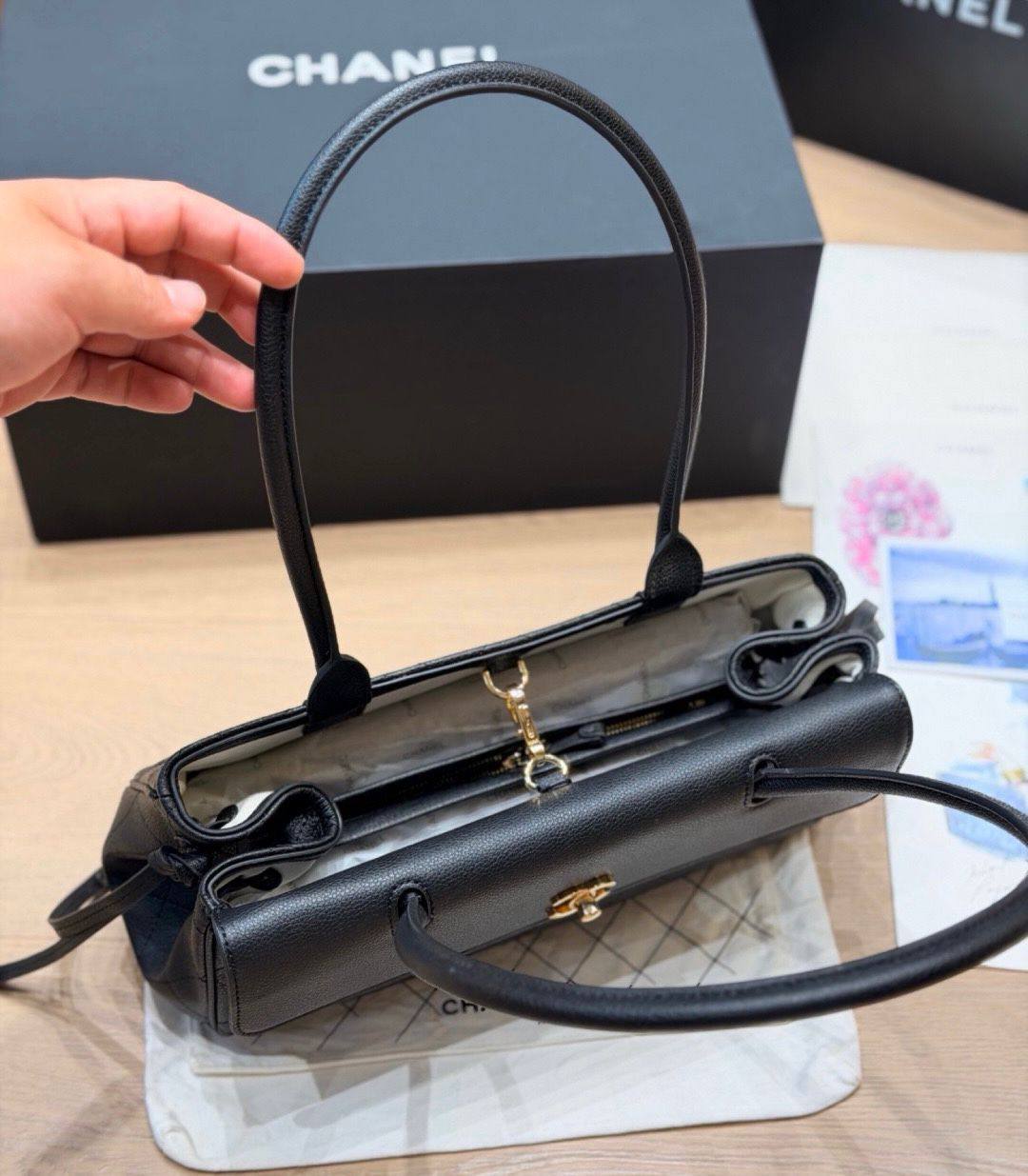 CHANEL 
COPY ONE 
32cm , 
195 dhs✅

Zain295
♥️♥️♥️