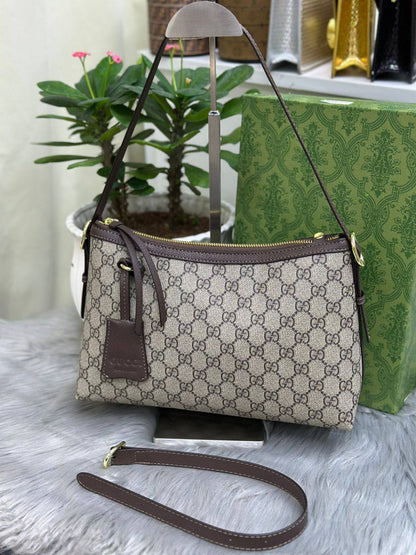 Gucci
SIZE  ……… 30 CM 🥰
95 dhs❣️
with BOX🌷

Zain51
♥️♥️♥️