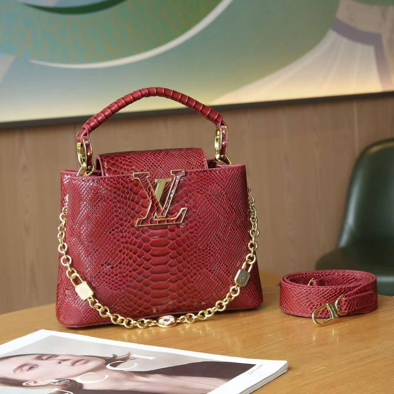 LV 
High quality 
Size 21cm
120 dhs💛
With box 📦

Zain70
♥️♥️♥️