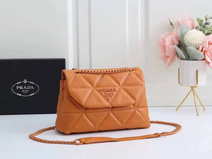 Prada

with box
🎁🎁🎁

95 dhs🪙

Zain143
♥️♥️♥️