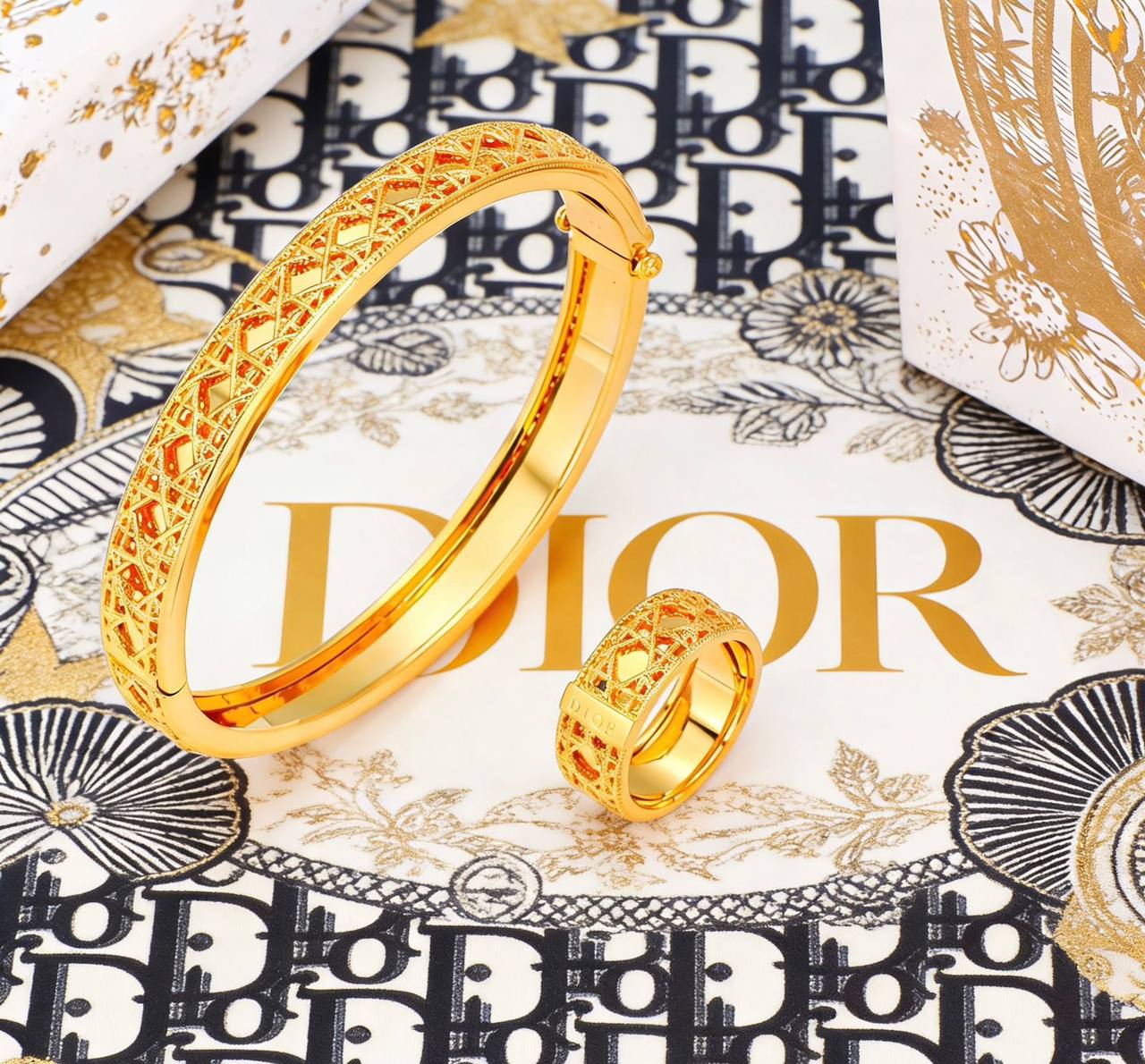 DIOR 
BANGLE RING
MASTER
SET ✨💫
130 DHS✅
WITH BOX AND PAPER BAG🛍️🎁

Zain89
♥️♥️♥️