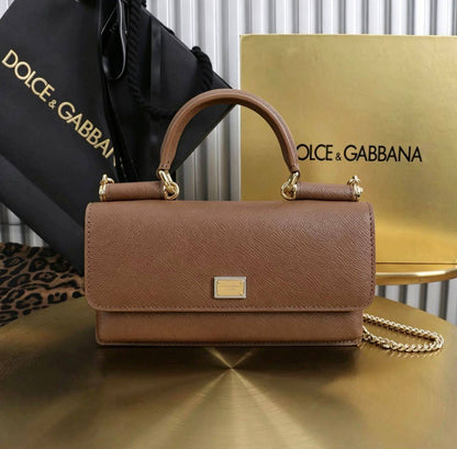 D&G
100 dhs✅
Good-quality 

with box
🎁🎁🎁

Zain35
♥️♥️♥️