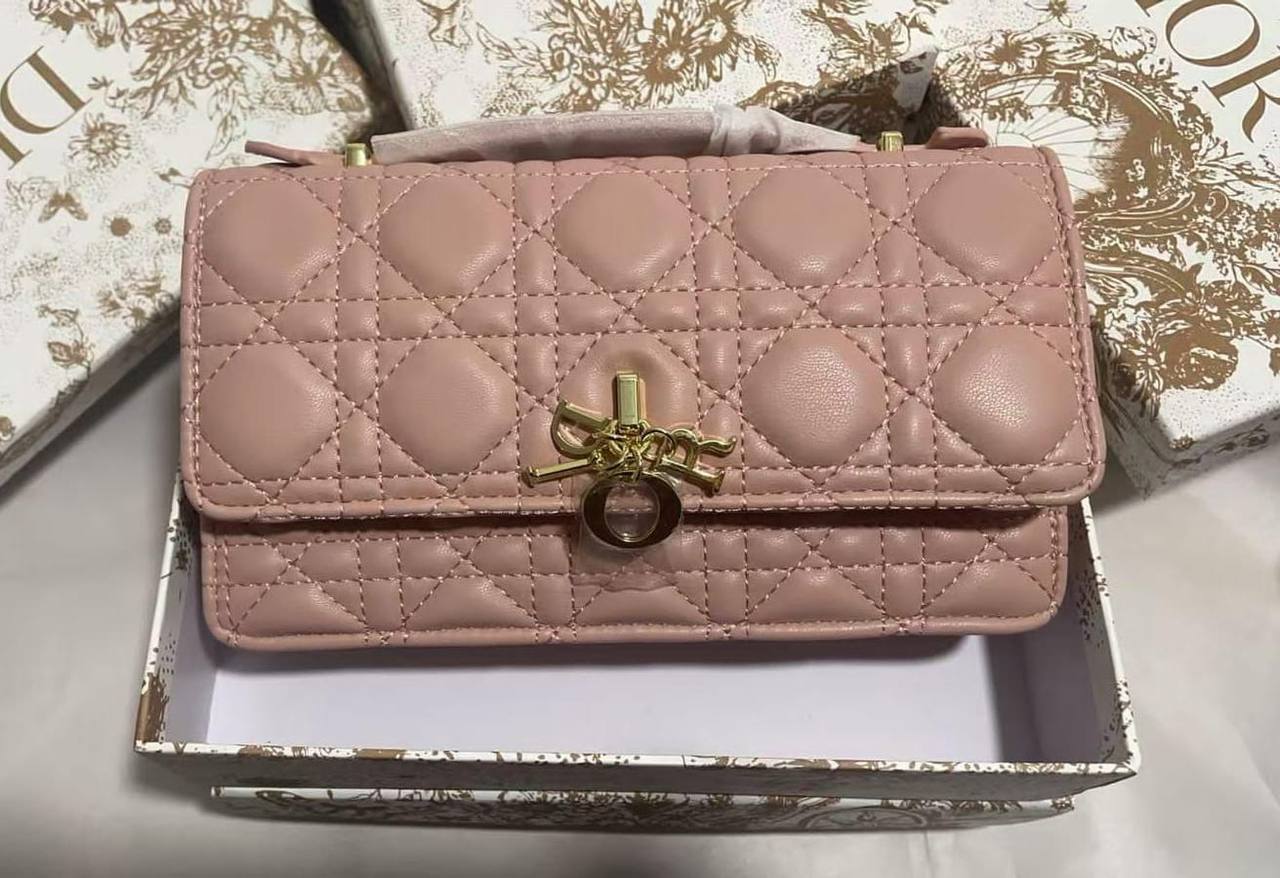 Dior
21Cm 
95 dhs👑

With Box
🎁🎁🎁

Zain50
♥️♥️♥️