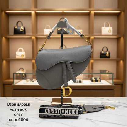 Dior
ᴄʀɪsᴛɪᴀɴ ᴅɪᴏʀ sᴀᴅᴅʟᴇ ғʟᴀᴘ ʙᴀɢ
ᴛᴏᴘ ʜᴀɴᴅʟᴇ ɢᴏʟᴅ ᴛᴏɴᴇ 
ᴄʀᴏssʙᴏᴅʏ ʙᴀɢ
ᴡɪᴛʜʙᴏx🎁
ʟᴇᴀᴛʜᴇʀ
sɪᴢᴇ:ʜ20*24ᴄᴍ
120 dhs✅

Zain56
♥️♥️♥️