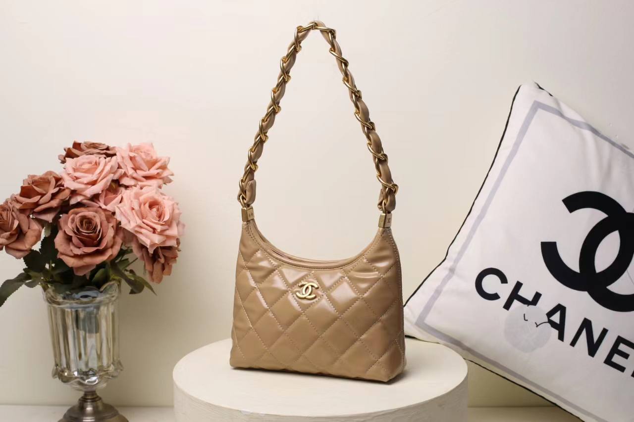 CHANEL 
Best quality with box🎁🎁🎁
90 dhs✅
size 23CM

Zain290
♥️♥️♥️