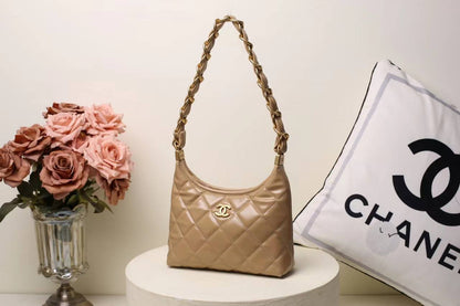 CHANEL 
Best quality with box🎁🎁🎁
90 dhs✅
size 23CM

Zain290
♥️♥️♥️