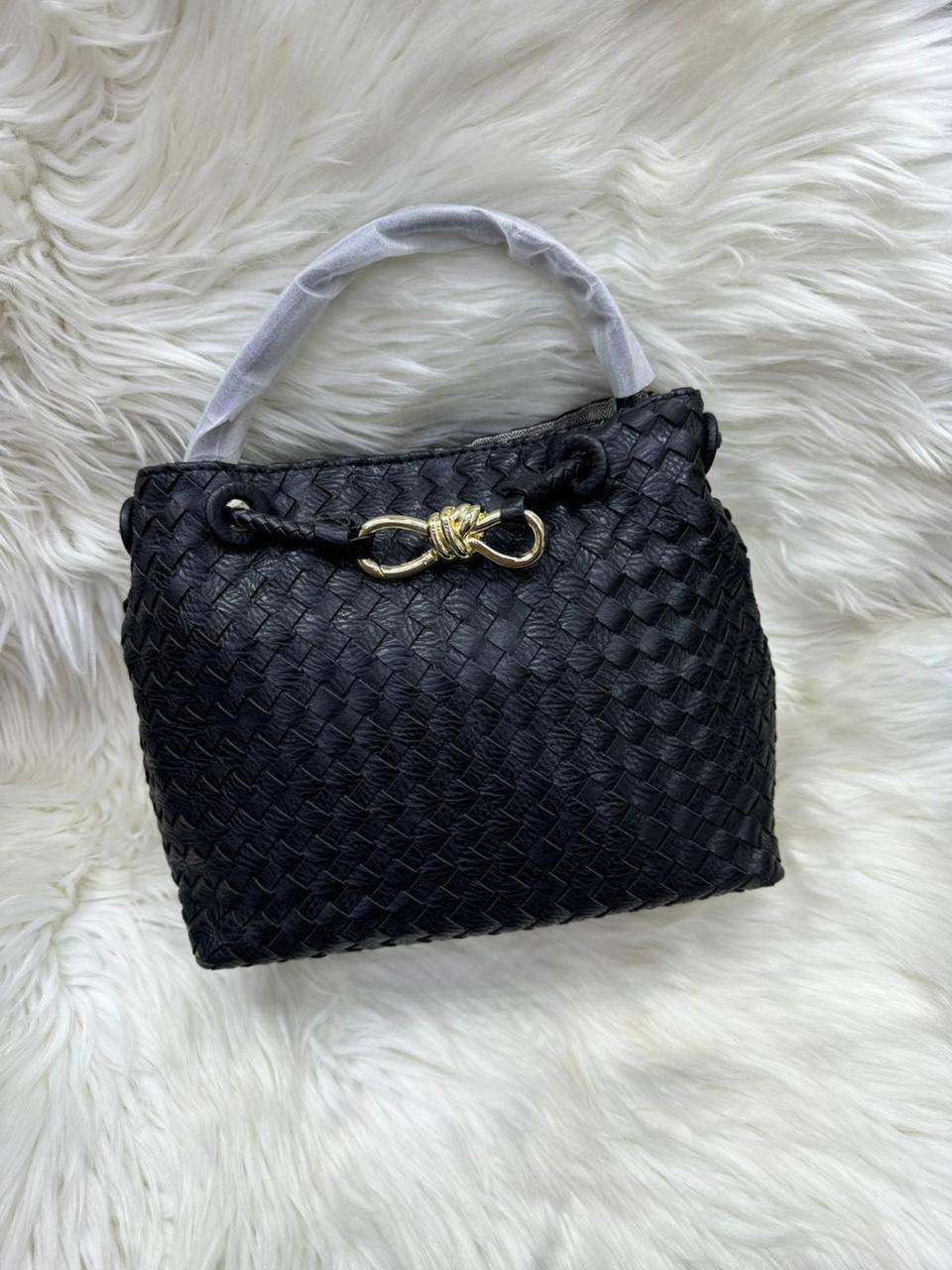 🎉 Offer 🎊  Prada / Bottega
Good quality 
Size : 25 * 22 cm
70 dhs🪙🌺
Limit Stock

Zain115
♥️♥️♥️