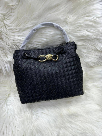 🎉 Offer 🎊  Prada / Bottega
Good quality 
Size : 25 * 22 cm
70 dhs🪙🌺
Limit Stock

Zain115
♥️♥️♥️
