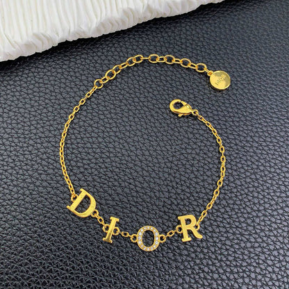 DIOR 
MASTER⭐
BRACELET 💫✨
50 dhs🌺 
WITH BOX AND PAPER BAG 🛍️🎁

Zain89
♥️♥️♥️