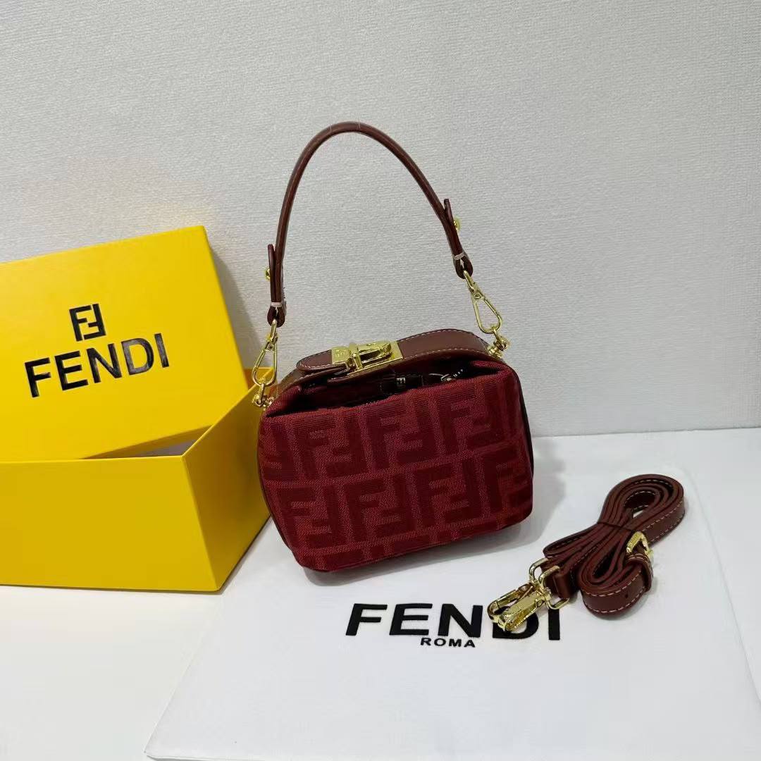 Fendi

Best quality

With box

90 DHS🇦🇪🇦🇪🇦🇪

size 16cm

Zain158
♥️♥️♥️