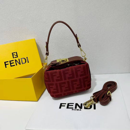 Fendi

Best quality

With box

90 DHS🇦🇪🇦🇪🇦🇪

size 16cm

Zain158
♥️♥️♥️