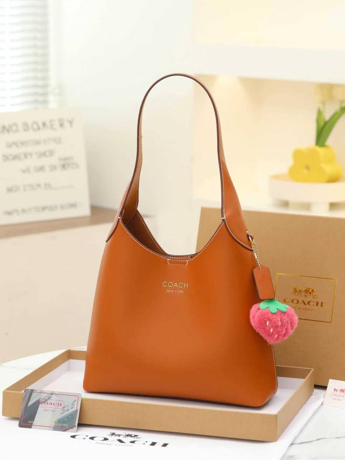 COACH

best quality 
with box
110 dhs🇦🇪🇦🇪🇦🇪

size28CM

Zain290
♥️♥️♥️