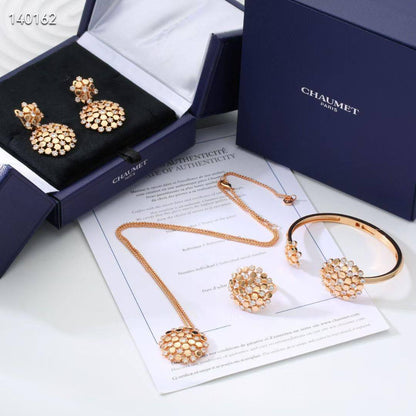 CHAUMET SET 🔥*
Necklace ❤️‍🔥
Earring 🍁
Bangle 🦋
With black boxes 🗃️ 
200 dhs🪙🌨️
With master box 📦 
270 dhs🪙🌨️

Zain216
♥️♥️♥️