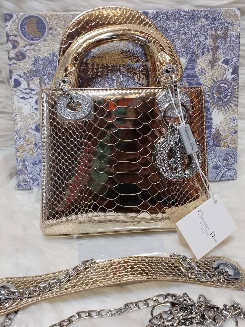 💎 Lady Dior 
1️⃣ First quality +🎁
Logo with diamond💎
Size : 18 * 14 * 7 cm
120 dhs✅
with box 🎁

Zain115
♥️♥️♥️