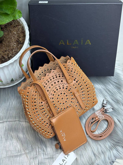 ALAIA
SIZE  ………20CM 🥰
90 dhs🪙🌨️

with Box
🎁🎁🎁

Zain244
♥️♥️♥️