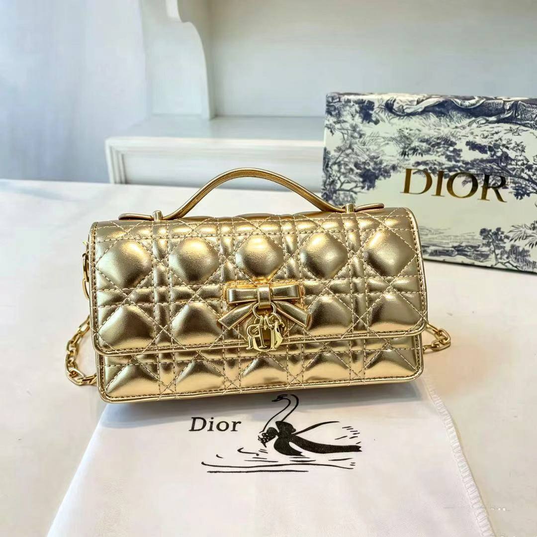 Dior
105 dhs🇦🇪🇦🇪

with box

size 21×12×7cm

Zain42
♥️♥️♥️