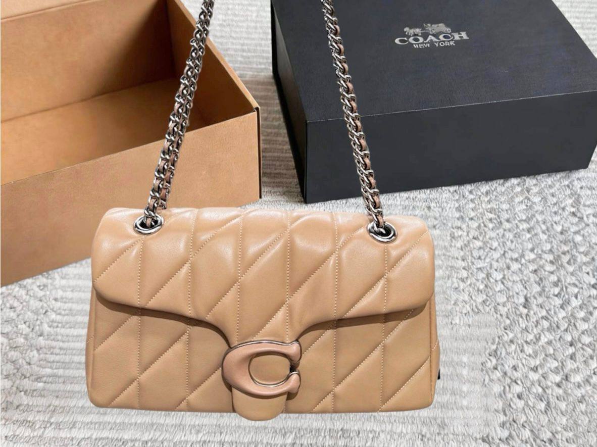COACH 
 GOOD QUALITY 

WITH BOX 
🎁🎁🎁

120 dhs✅
Size: 25 cm

Zain39
♥️♥️♥️