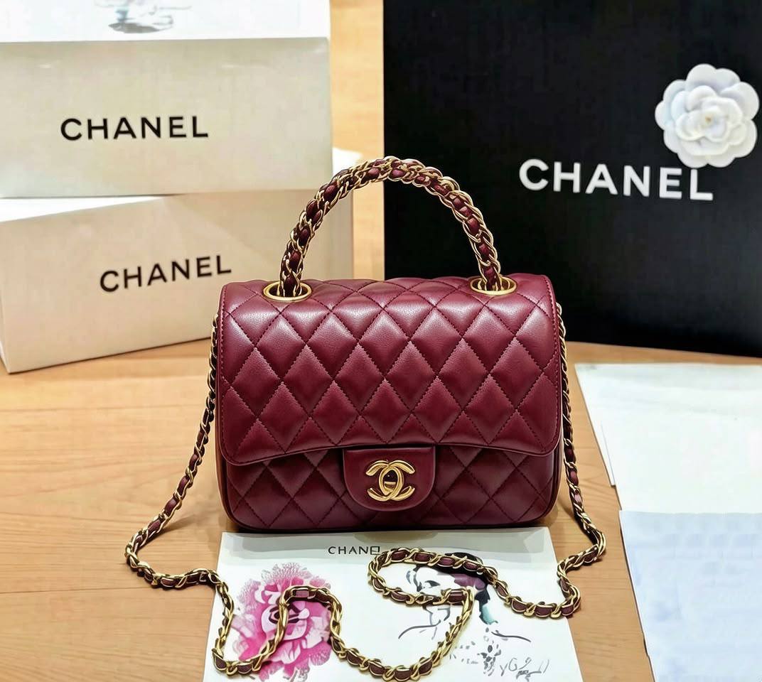 CHANEL
GOOD QUALITY 
WITH BOX 
100 dhs✅

Zain295
♥️♥️♥️