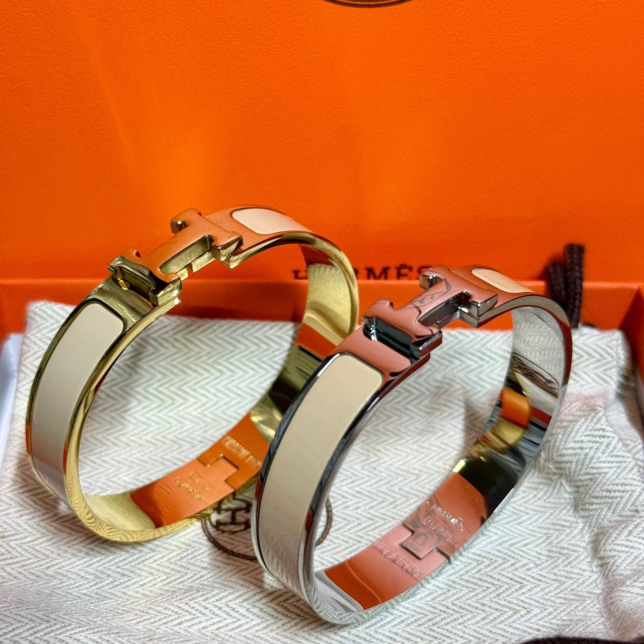 Hermes ❤️‍🔥*
Bangle 💥
Master quality 💯
Size 17,19 available 💁
With normal boxes 📦 
45 dhs🪙🌨️
With master box 🗃️ 
60 dhs🪙🌨️

Zain216
♥️♥️♥️