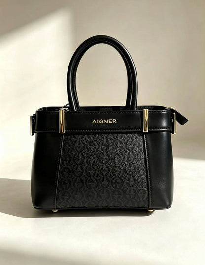 Aigner

100 dhs🇦🇪🇦🇪

with box
size 21cm

Zain26
♥️♥️♥️