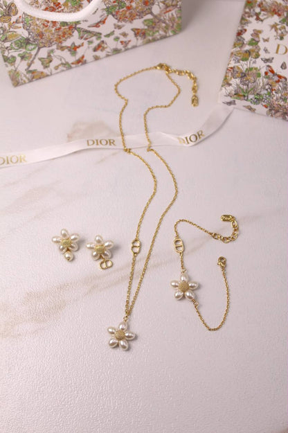 DIOR
* ⁠↗️ *Super Master Quality ®️*⬆️
* Dioriviera Brush & Bloom Full Set
Necklace, Earrings & Bracelet

Full Set
*260* with *Normal* Box & Bag
*310* with 1 *Original* 🎁 Box

Zain209
♥️♥️♥️