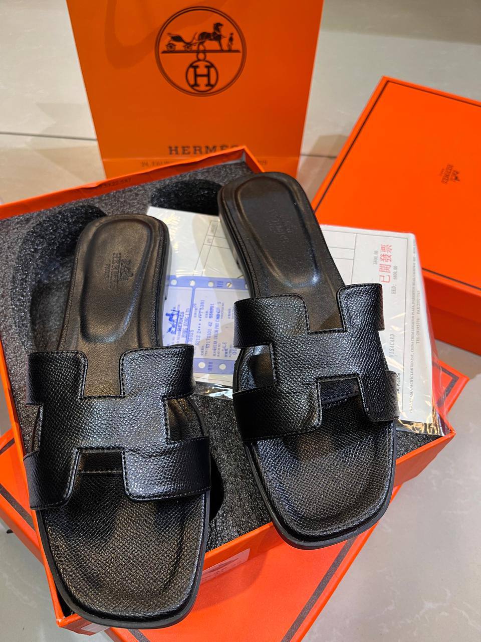 Hermes Flat Slippers
Size 36 To 41
90 dhs💓

Zain241
♥️♥️♥️