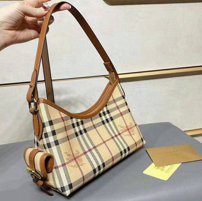 BURBERRY
 GOOD QUALITY 
WITH BOX 
🎁🎁🎁

85 dhs✅

Zain39
♥️♥️♥️
