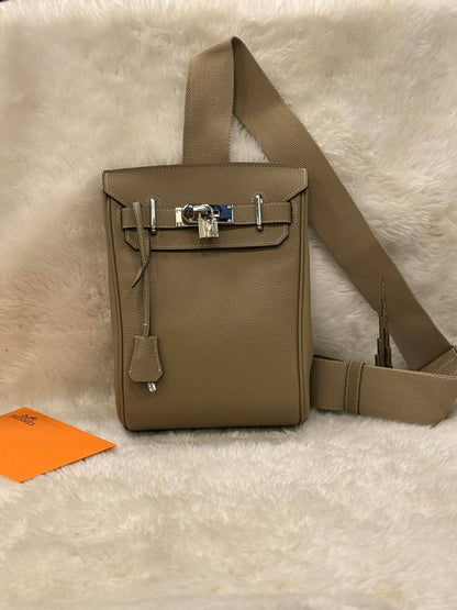 Hermes 
Master
  18Cm 

With Box
🎁🎁🎁

320 dhs✅

Zain131
♥️♥️♥️