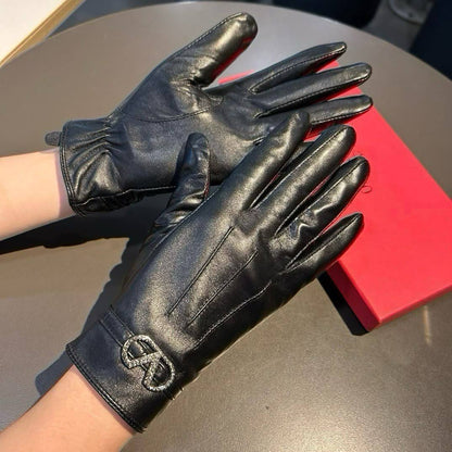 VALENTINO Gloves
VVIP QUALITY
WITH ORRIGINAL BOX
320 dhs🇦🇪🇦🇪

Zain281
♥️♥️♥️