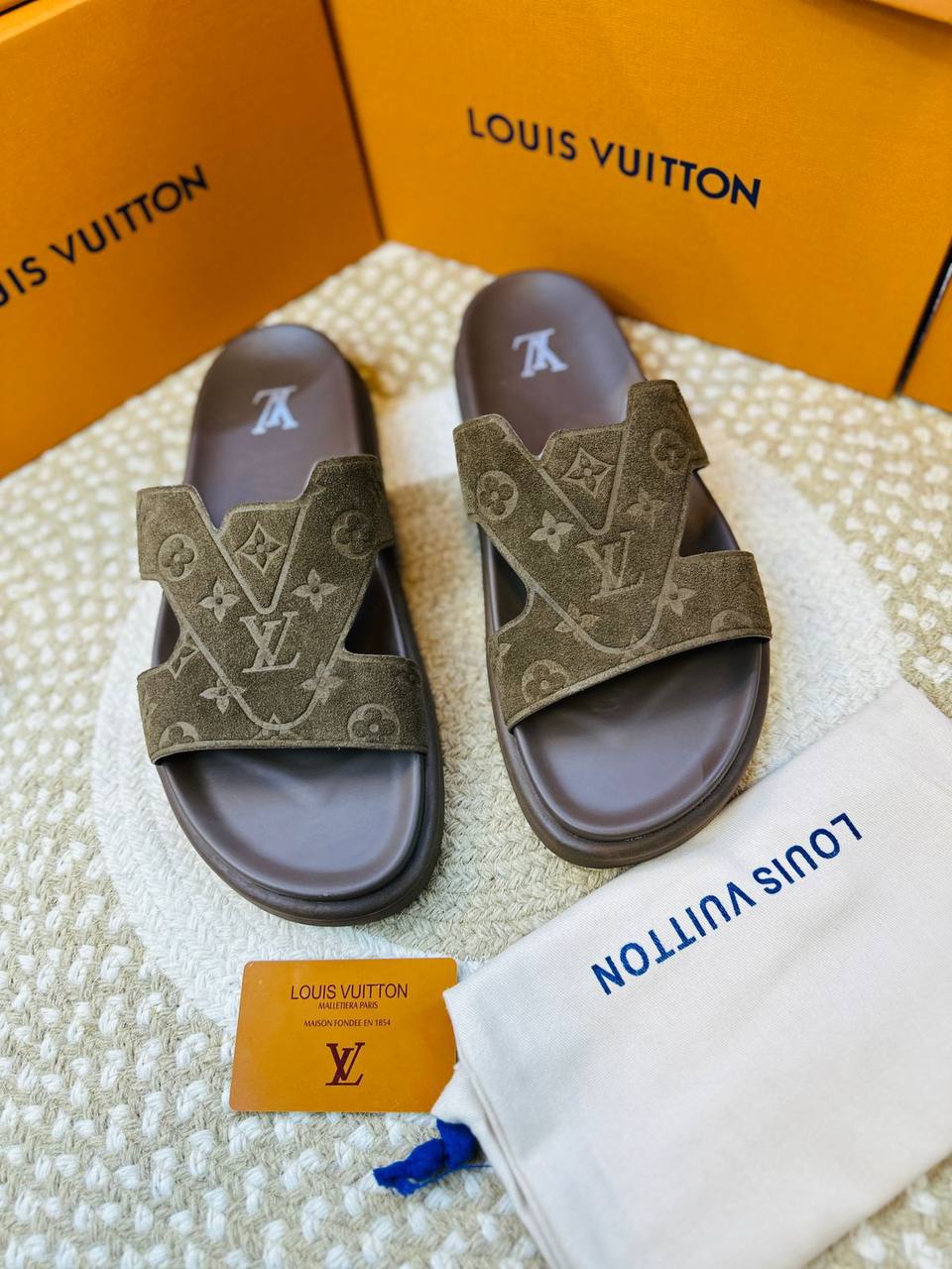 Slippers
High quality 
size 40-46 
200 dhs🪙🌨️

Zain132
♥️♥️♥️