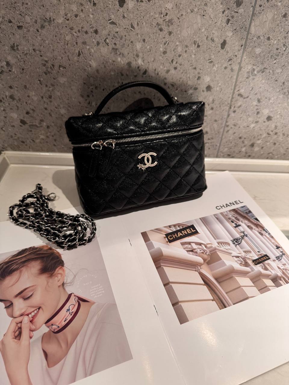 CHANEL
Best quality with box🎁
100 dhs✅
size 20CM

Zain290
♥️♥️♥️