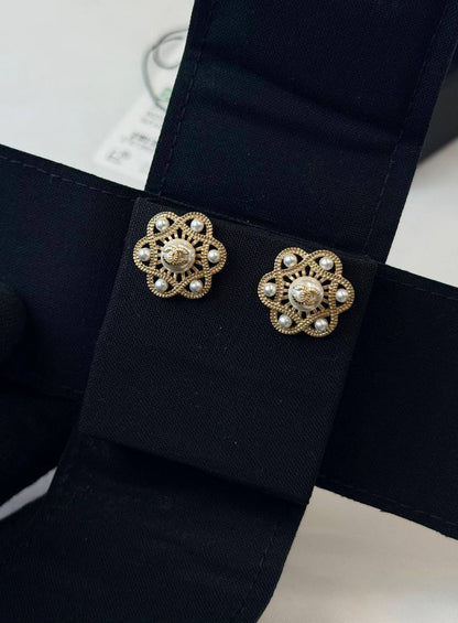 CHANEL* 🤍
↗️ *Super Master Quality ®️*
* *New Collection*
* ⁠EARINGS
*95 dhs❤️* with *Orignal* Packing 🎁
*85 dhs❤️* with *Normal* Box & Bag

Zain209
♥️♥️♥️