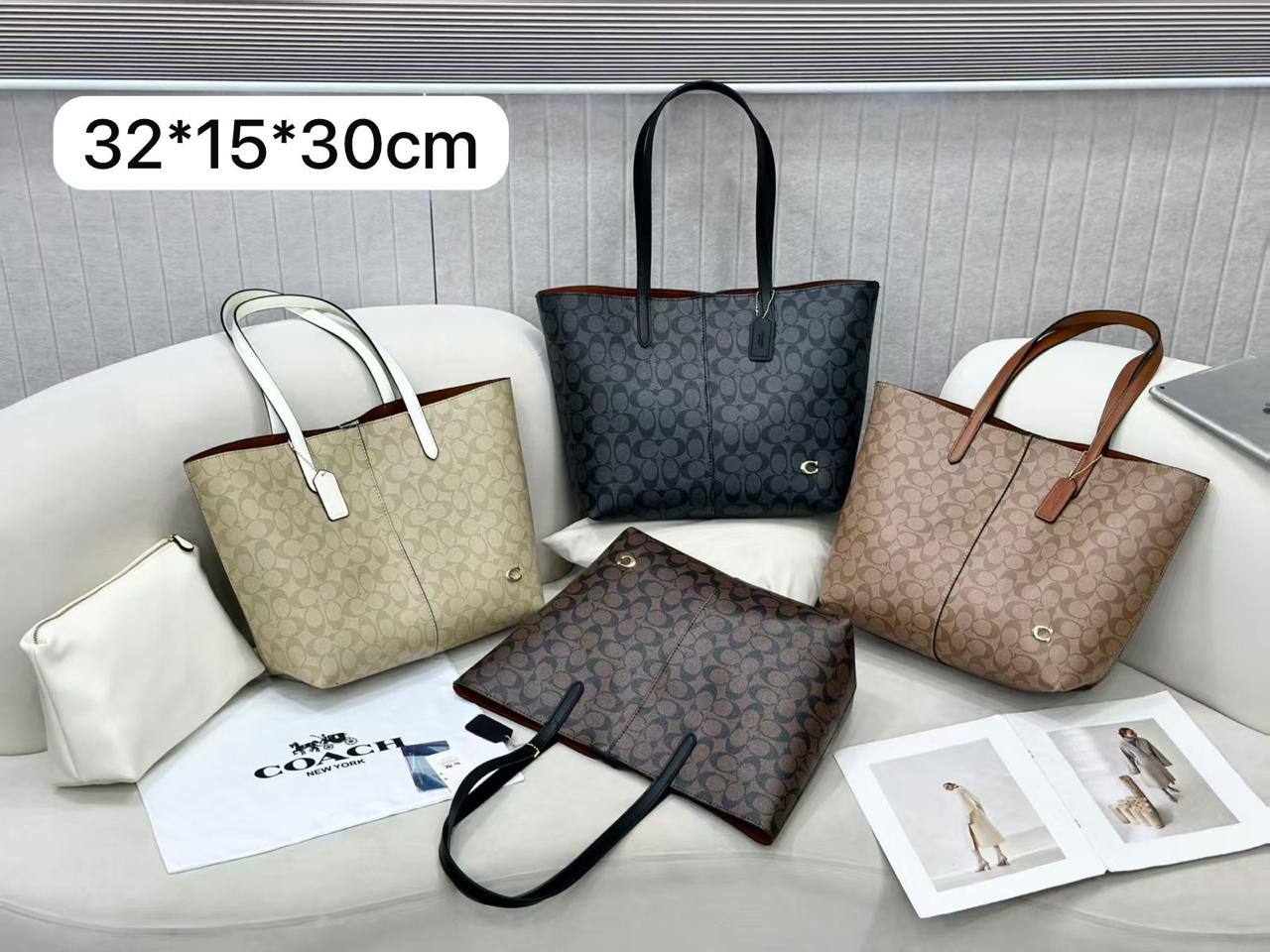 💞 Coach tote 2 in 1
1⃣️ First quality 
Size: 32 * 30 * 15 cm
90 dhs🌺

Zain115