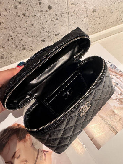 Bvlagari
 Good Quality.😍
With Box.📦 
Size 20cm.
115 dhs✅

Zain107
♥️♥️♥️