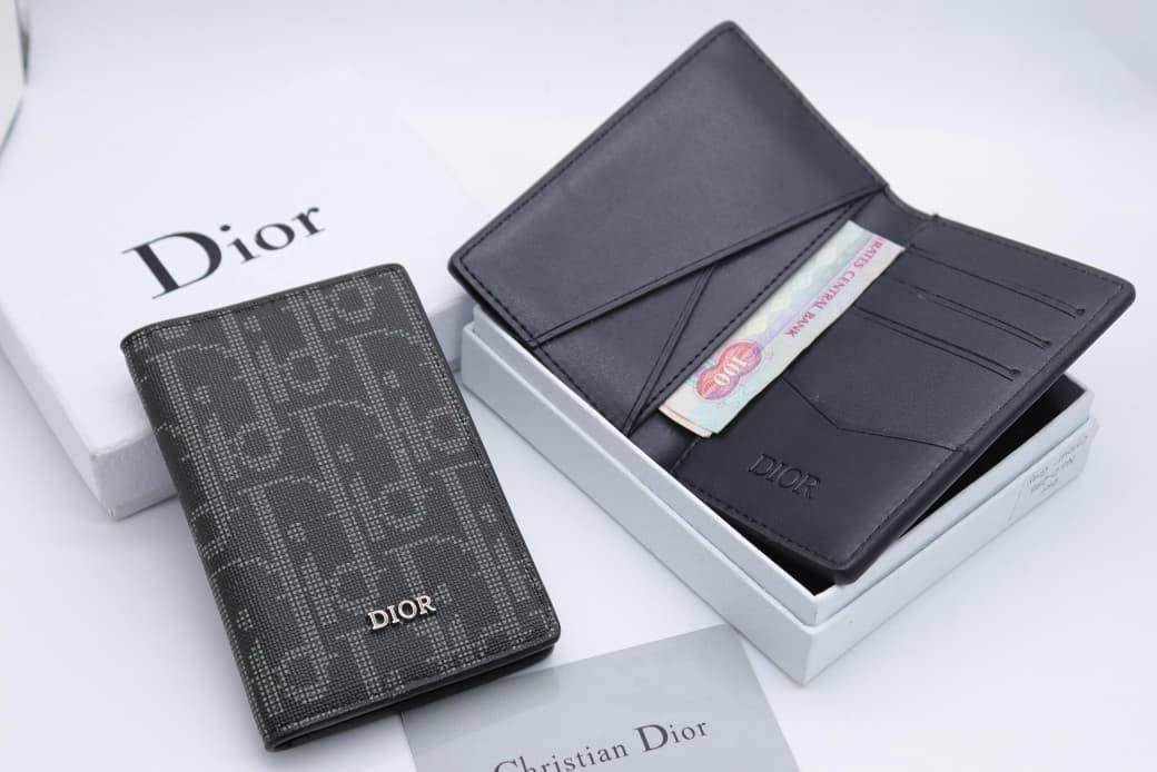 Dior Wallet 

65 dhs🇦🇪🇦🇪

With Box

Zain33
♥️♥️♥️