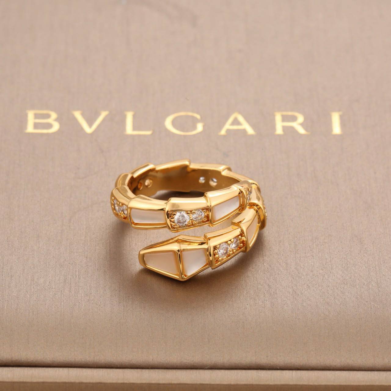 Bvlgari Set
Necklace 
Earrings 
Bangle 
Ring 💍 
*Master quality* 💎

*430* AED good box 🗃️

Zain48
♥️♥️♥️