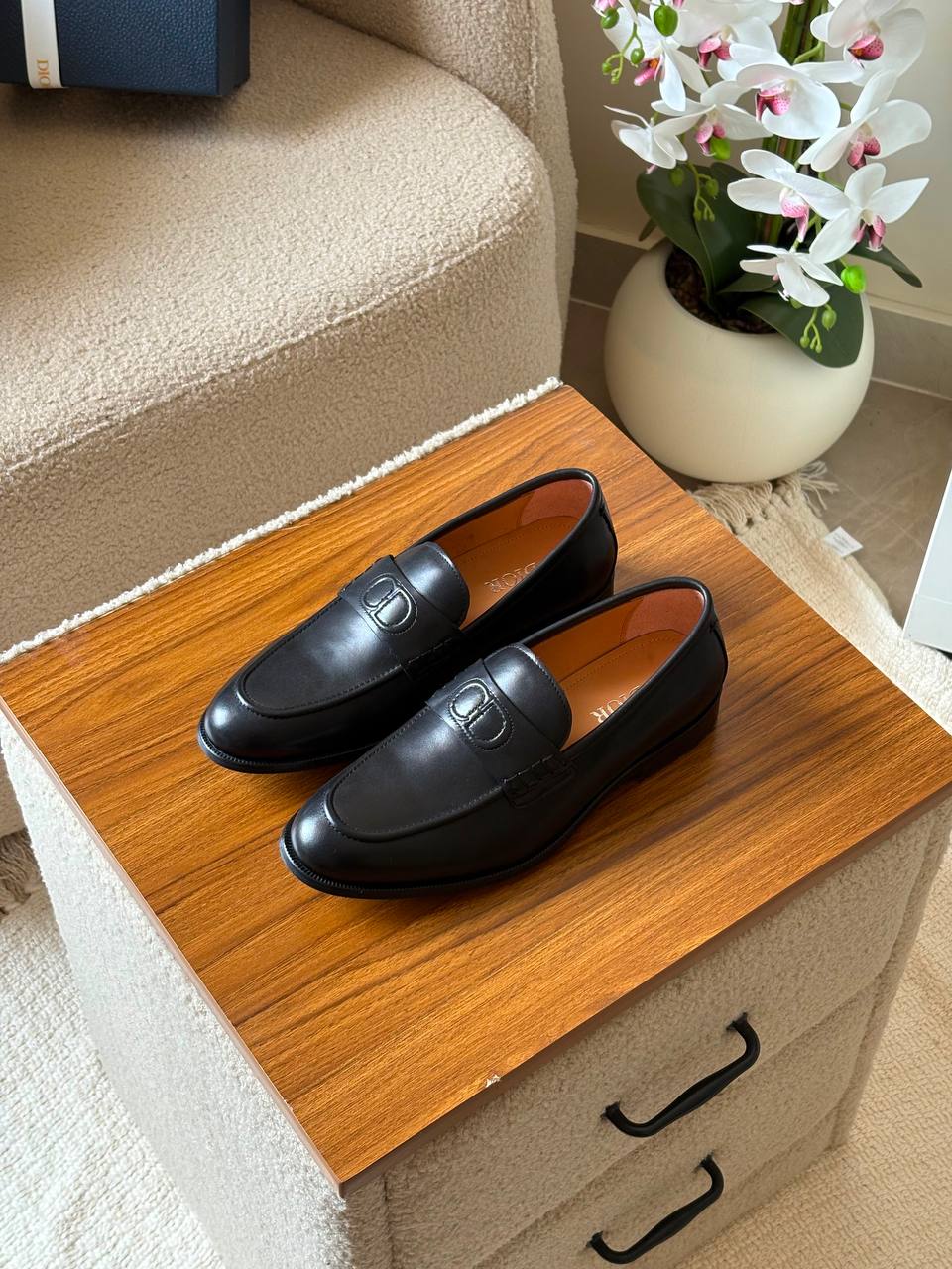 Dior loafer 👞*
*AAA quality*
*size: 40 to 46*
540 dhs💛

Zain185
♥️♥️♥️