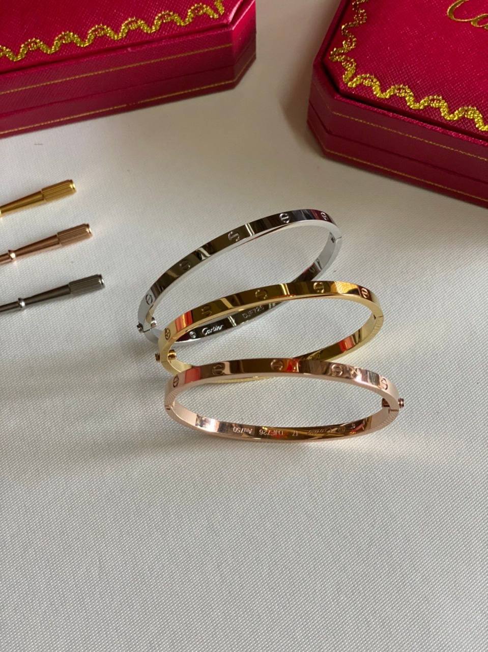 Cartier Set❤️‍🔥*
Bangle 🐦‍🔥
Master quality 💯
Size available 👇
16,17,18,19
One piece 
With normal boxes 📦 
45 dhs✅
With master box 🗃️ 
85 dhs✅

Zain216
♥️♥️♥️