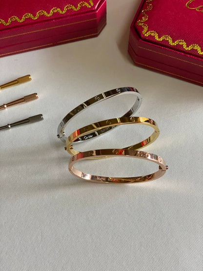 Cartier Set❤️‍🔥*
Bangle 🐦‍🔥
Master quality 💯
Size available 👇
16,17,18,19
One piece 
With normal boxes 📦 
45 dhs✅
With master box 🗃️ 
85 dhs✅

Zain216
♥️♥️♥️