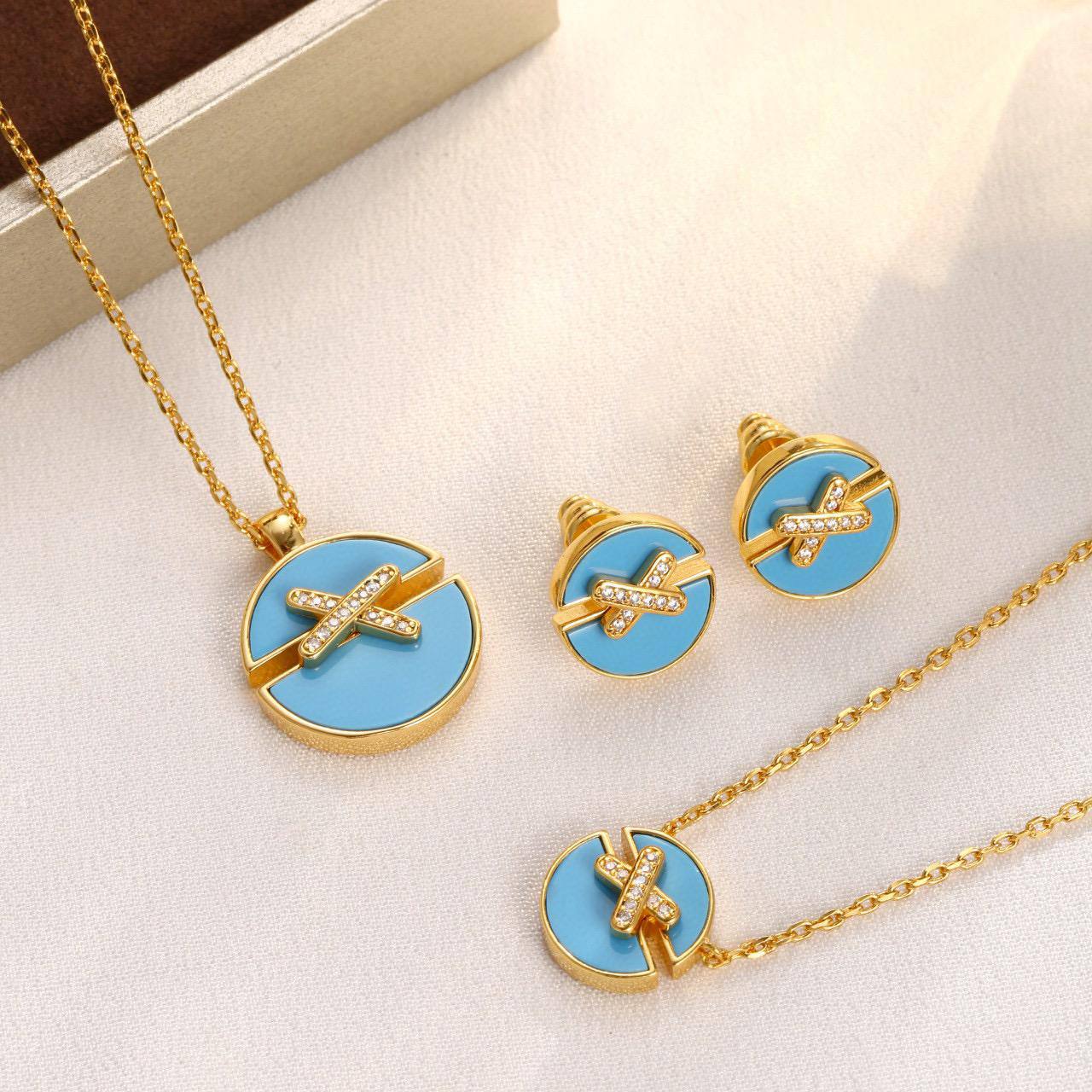 CHOUMET SET 
MASTER💫✨
NECKLACE BRACELET EARRINGS
130 DHS✅
WITH BOX AND PAPER BAG🛍️🎁

Zain89
♥️♥️♥️
