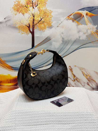 COACH

Best quality

 with box

125 dhs🇦🇪🇦🇪

size20CM

Zain290
♥️♥️♥️
