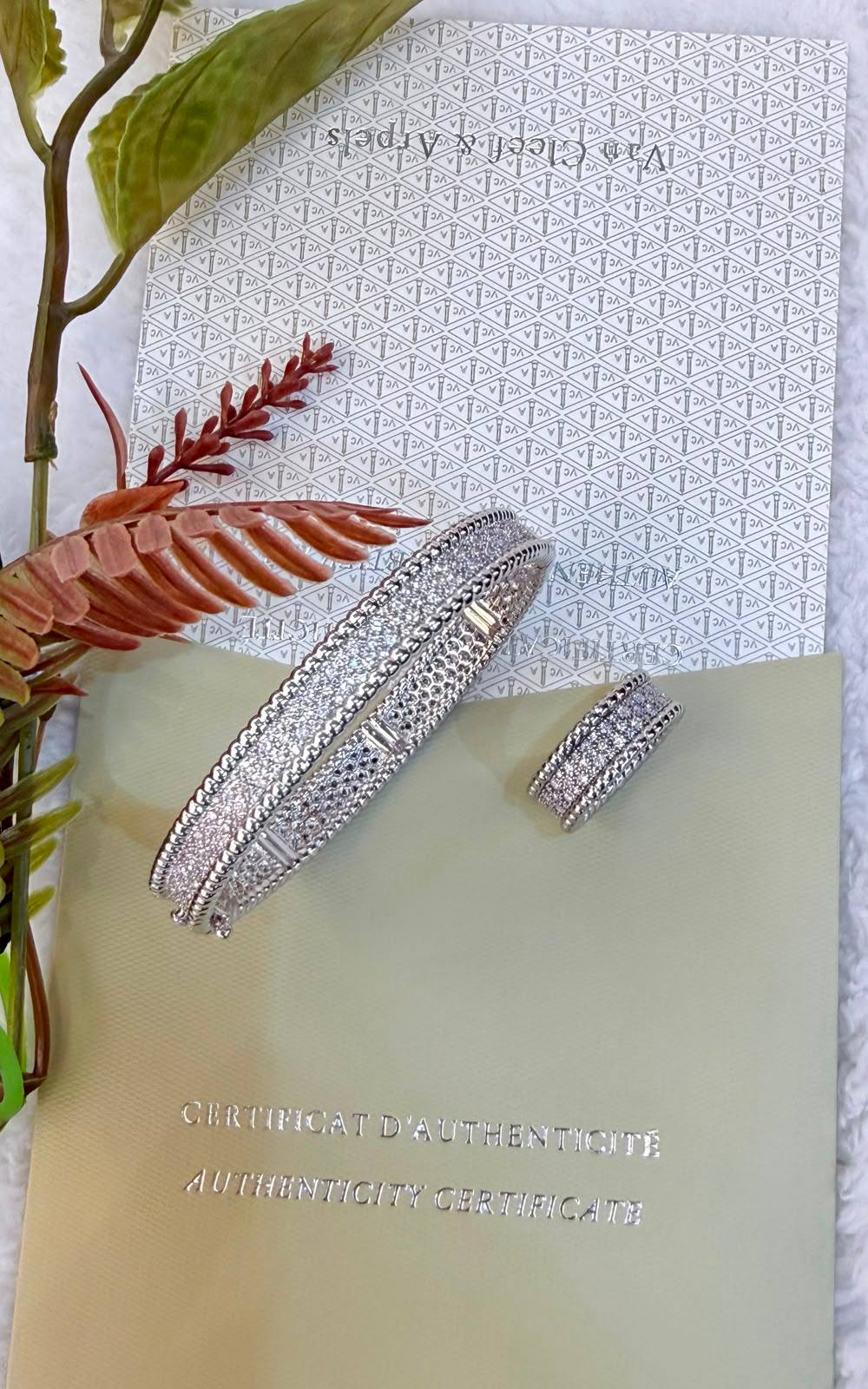 VCA
 *Perle’e Diamond, 3 rows*
Bangle and Ring 
*220 dhs🇦🇪🇦🇪*   with  *NORMAL*  Box
*260 dhs🇦🇪🇦🇪* with  *1 ORIGINAL*  Box

Zain209
♥️♥️♥️