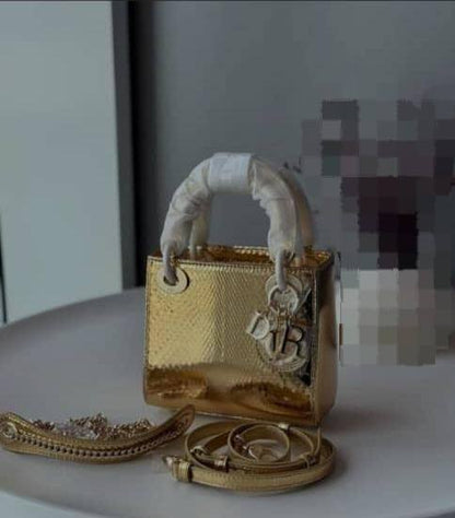 LADY DIOR
Master quality
17cm 

with box
🎁🎁🎁
260 dhs✅

Zain95
♥️♥️♥️