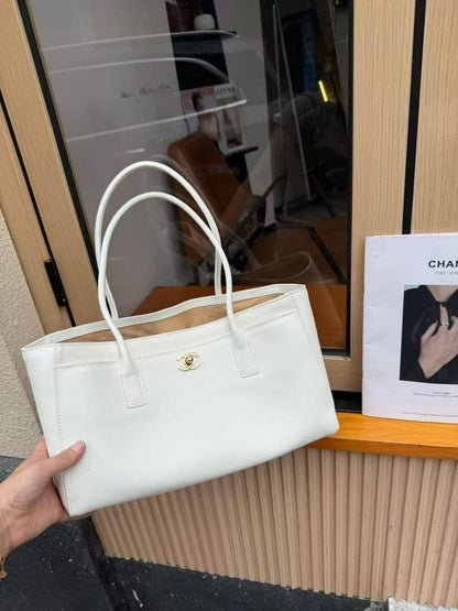 Chanel
Master🌺🌺
310 dhs💛

Zain153
♥️♥️♥️