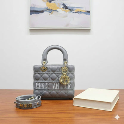 CHRISTIAN LADY DIOR
ɢʟᴏssʏ ᴍᴀᴛᴇʀɪᴀʟ
ɢᴏʟᴅ ʜᴀʀᴅᴡᴀʀᴇ
ᴡɪᴛʜ ᴡᴇʙ ʟᴏɴɢ sᴛʀᴀᴘ
sɪᴢᴇ: 20 ᴄm
ᴡɪᴛʜ BOX
🎁🎁🎁

100 dhs✅

Zain31
♥️♥️♥️