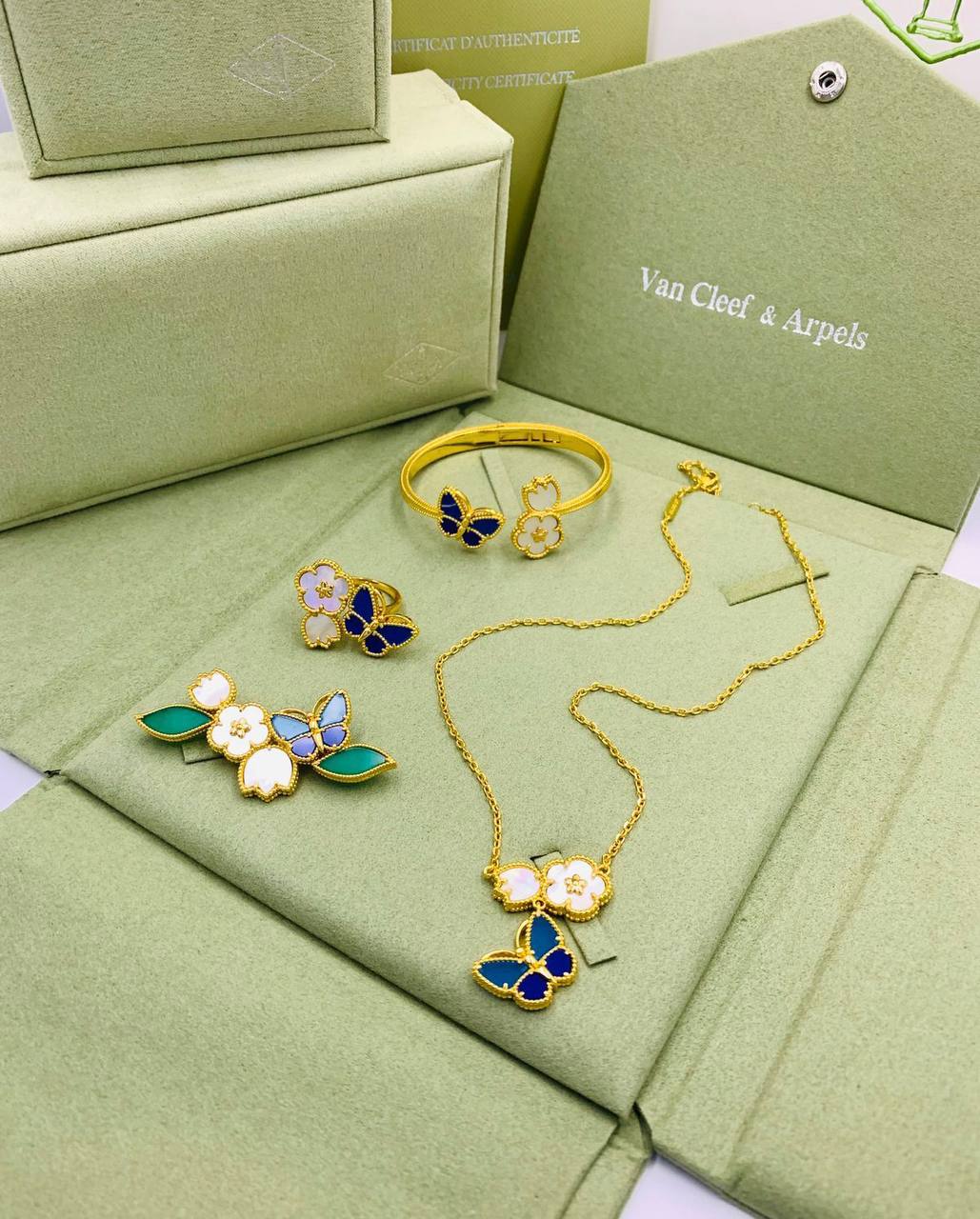 VCA 
MASTER✨💫
270 DHS✅
WITH BOX AND PAPER BAG🎁🛍️

Zain89
♥️♥️♥️