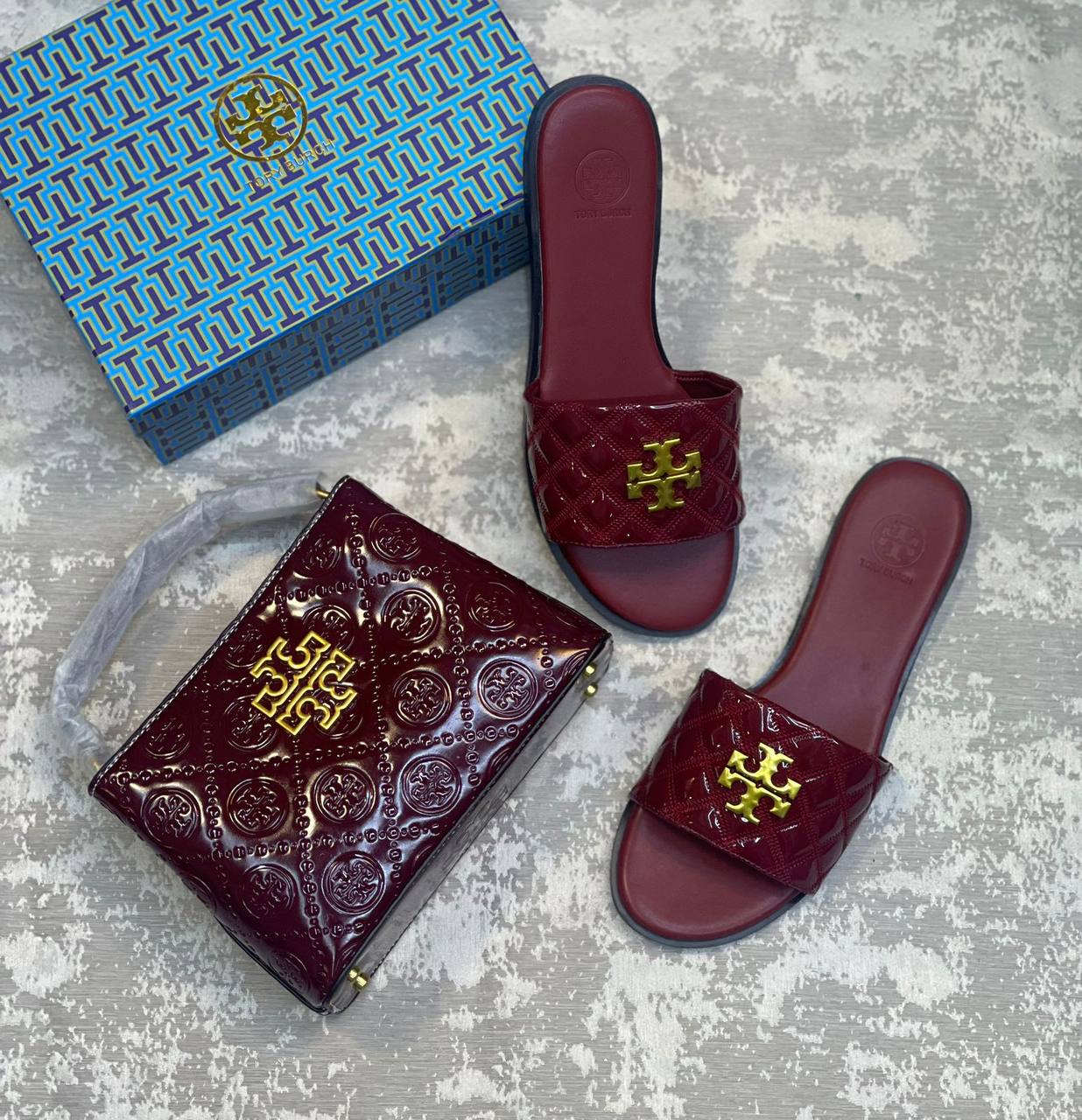 Tory Burch Set
170 dhs✅
Slipper Size 36-41 

Zain-75
♥️♥️♥️