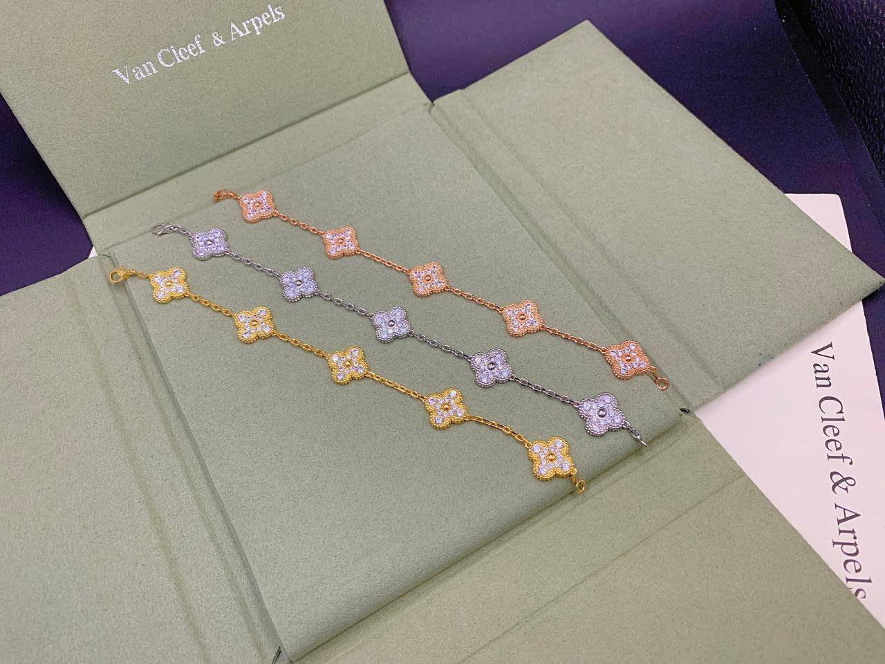 SET VCA
MASTER QUALITY 
NECKLACE BRACELET EARRINGS 
170 DHS🇦🇪🇦🇪 ✨💫

JUST BRACELET 
70 DHS🇦🇪🇦🇪✨💫

Zain89
♥️♥️♥️
