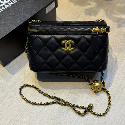 CHANEL 

18cm
95 dhs❣️

with BOX
🎁🎁🎁

Zain44
Zain254
♥️♥️♥️
