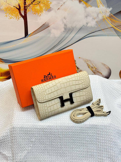 Hermes 
Best quality with box’s 
85 dhs✅
size 21 CM

Zain290
♥️♥️♥️